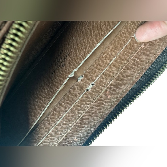 LOUIS VUITTON
Monogram Zippy Wallet - Picture 7 of 11